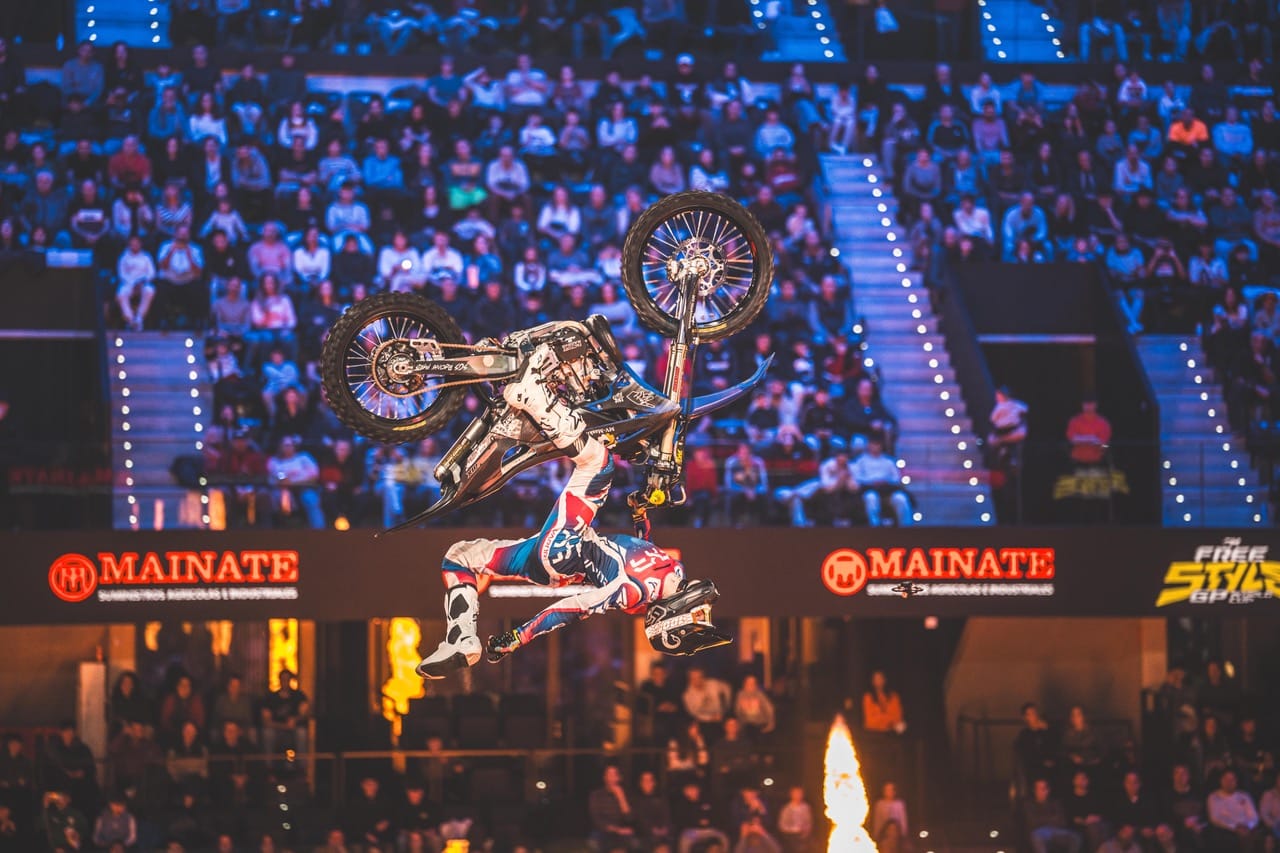 X-Knights 2026 será sede de la segunda fecha de la Freestyle GP World Cup el próximo 28 de febrero. Entradas a la venta en www.eticket.cr. El Navarra Arena de Pamplona, en España, fue la sede de la primera fecha de la Freestyle GP World Cup, la nueva Copa del Mundo de Freestyle Motocross (FMX) avalada por la Federación Internacional de Motociclismo (FIM), competencia que marca el inicio del camino hacia Costa Rica, sede de la segunda fecha del campeonato con X-Knights 2026.