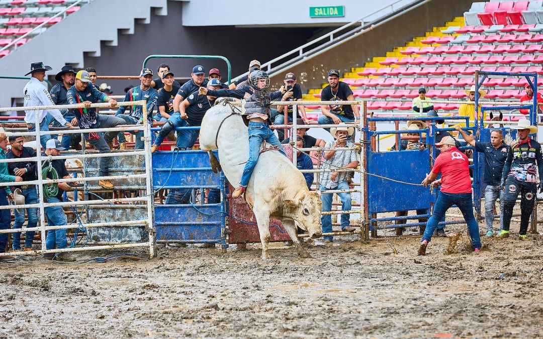 Estadio Nacional vibró con la emoción del Extreme American Rodeo